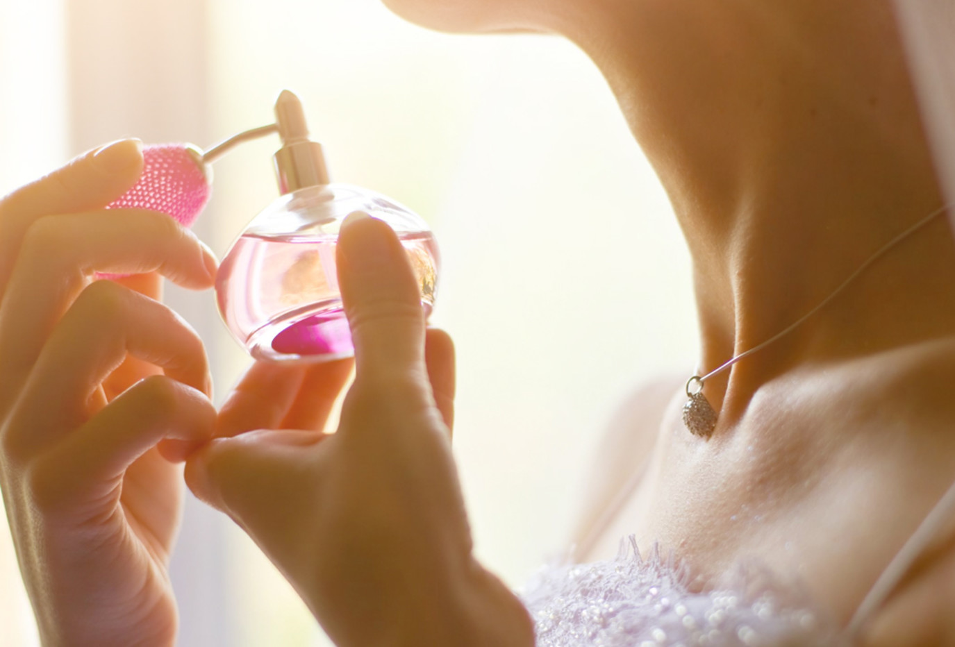 How to Get the Best Deals on Female Perfumes Online